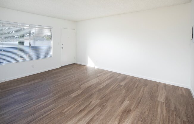 Beautiful & Spacious Top Floor Unit in Normal Heights with Parking