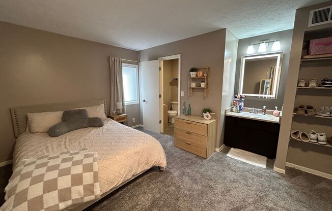 2 beds, 1.5 baths, 680 sqft, $949, Unit 8534