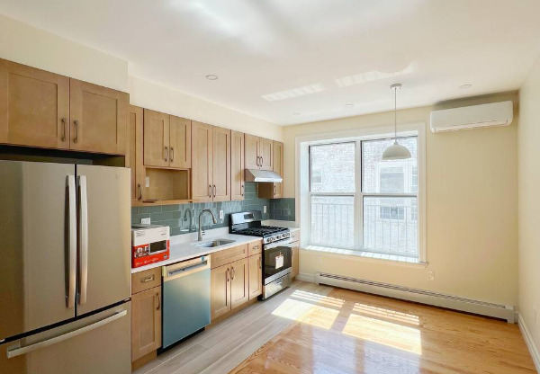 8752 18 AVE