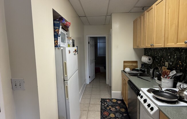 2 beds, 1 bath, $3,600, Unit 32