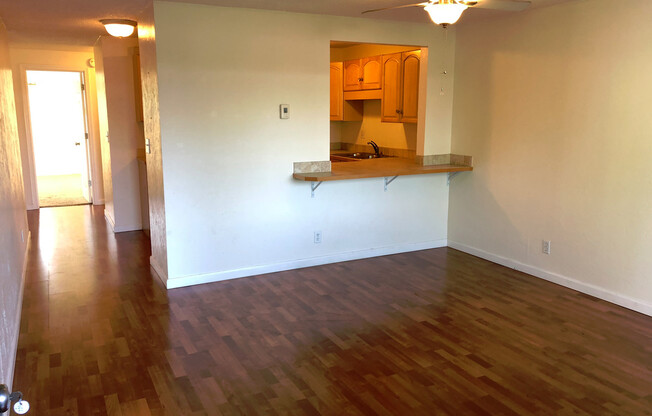 mcno01 457 W. 8th Ave