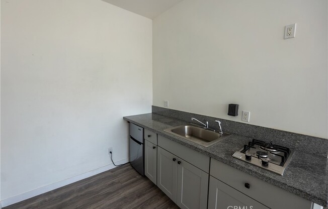 Studio, 1 bath, 200 sqft, $1,300, Unit 3/4