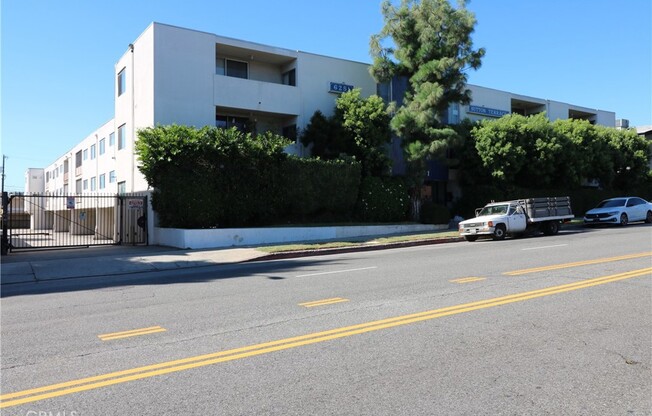 6251 COLDWATER CYN AVE
