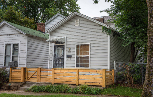 933 VINE ST