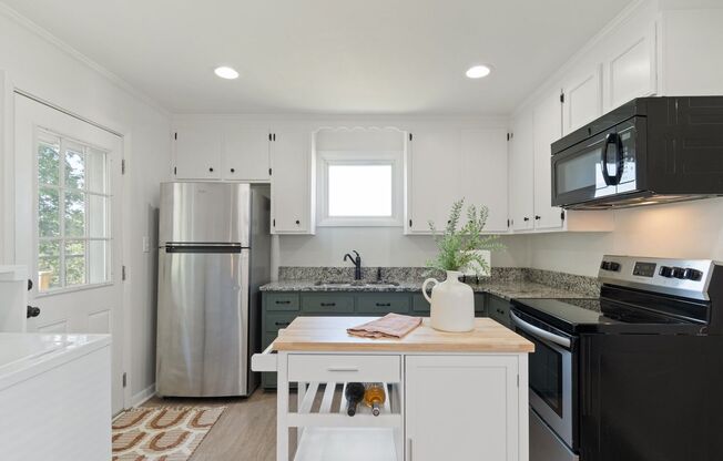 2 Bed/ 1 Bath Cottage in Charlotte Park, Fenced Yard and Pet Friendly