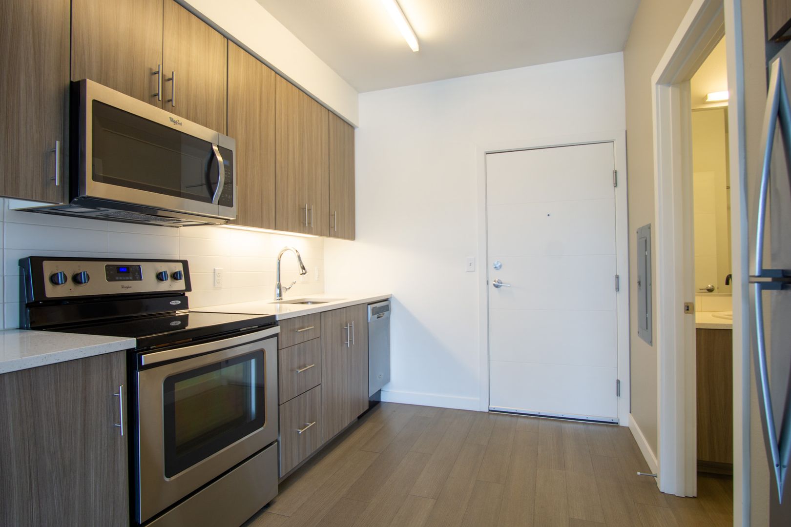 Fabulous Top Floor Sellwood 1-Bedroom with Condo-Grade Finishes!