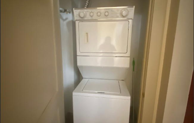 1 bed, 1 bath, 648 sqft, $1,095, Unit 1517 S. Theresa Ave. #310