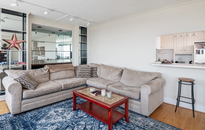 1 bed, 1 bath, 863 sqft, $4,000, Unit 40E