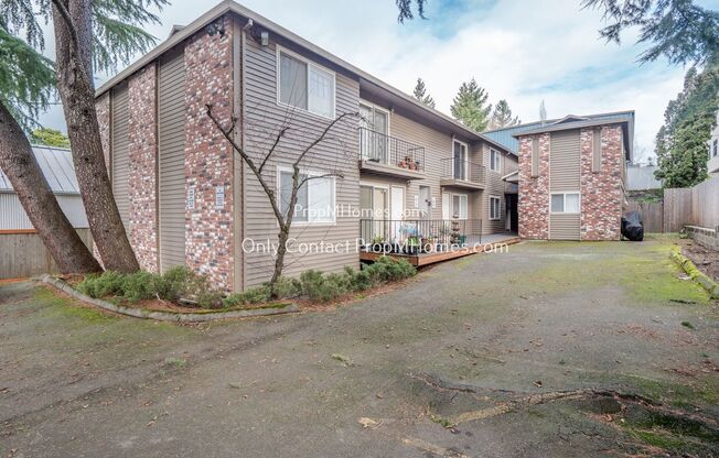 Unbeatable First Floor Apartment Multnomah Village Locale: Culture Meets Convenience! Come Inquire Today!