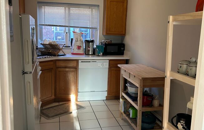 2 beds, 1 bath, $3,050, Unit 11