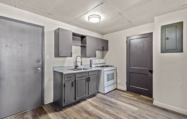 1 bed, 1 bath, 800 sqft, $849, Unit 109 W Lincoln Ave #17