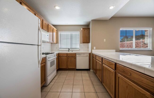 2 BEDROOM CONDO W/ ATTACHED GARAGE FOR LEASE !