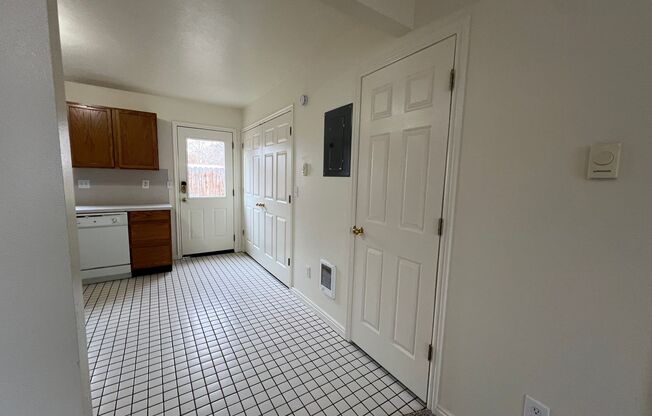 2 beds, 1 bath, $1,050, Unit 210 W Chubbuck # 12