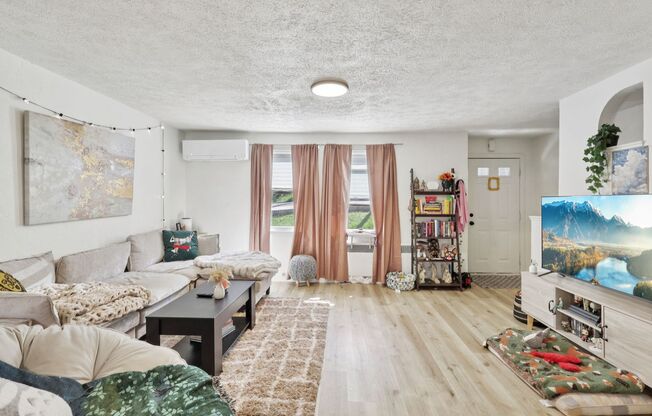 2 beds, 1 bath, 900 sqft, $1,225, Unit 136