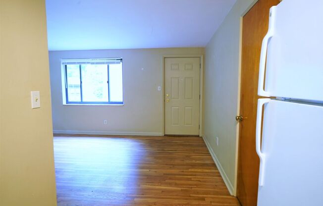 1 bed, 1 bath, $895, Unit 3449 Evergreen apt 8