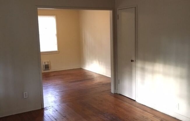 2 beds, 1 bath, $900