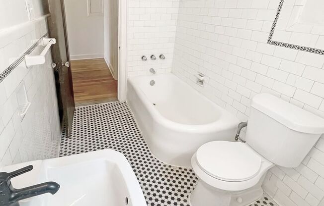 2 beds, 1 bath, 800 sqft, $1,300, Unit 211