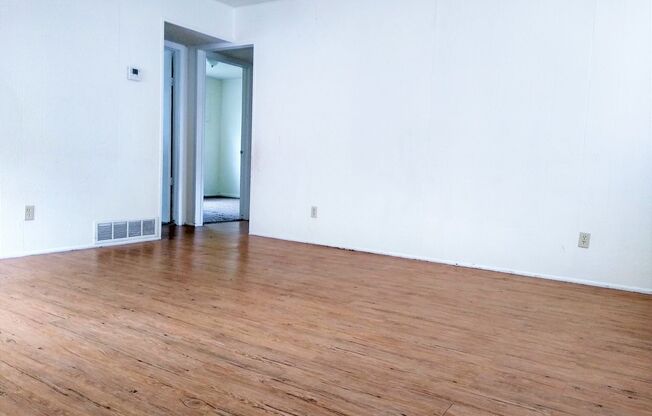 3 beds, 1 bath, 775 sqft, $876, Unit 415-17 Arter-417 Arter