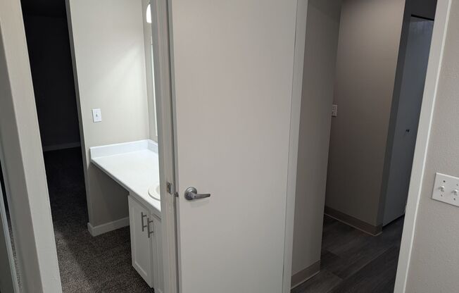 2 beds, 1 bath, 886 sqft, $1,875, Unit J201