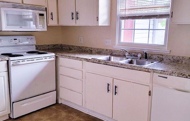 Adorable 2 bedroom, 2 1/2 bathroom townhome in Greensboro!