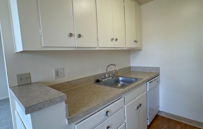 2 beds, 1 bath, 835 sqft, $1,295, Unit 712