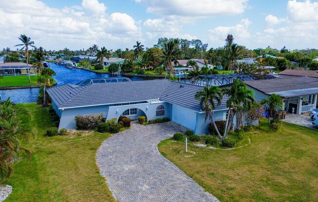 Luxury and comfort, Pool home overviewing the gulf access canal 3beds+ den, 4 bathrooms home in Cape Coral