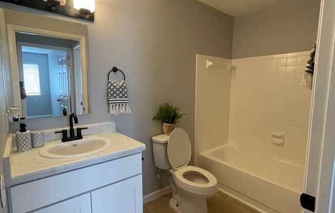 2 beds, 1.5 baths, 950 sqft, $1,125, Unit 96-1380 Ocala Road Apt G1