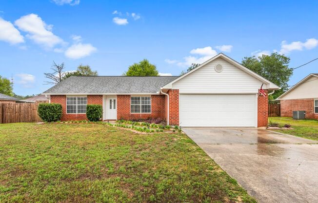 Beautiful Brick & Vinyl Home in South Crestview!