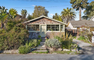 Beach Bungalow / Walking distance to the beach