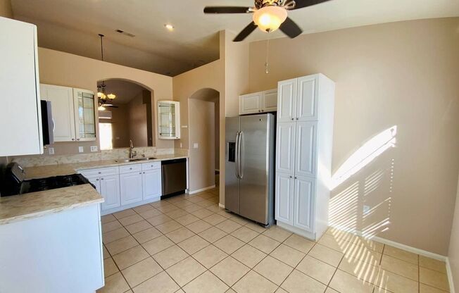 COZY 2 BEDROOM/ 2 BATHROOM HOME IN GATED COMMUNITY!!