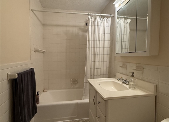Studio, 1 bath, 390 sqft, $2,100, Unit 45