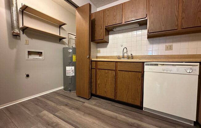 2 beds, 1 bath, $950, Unit 3