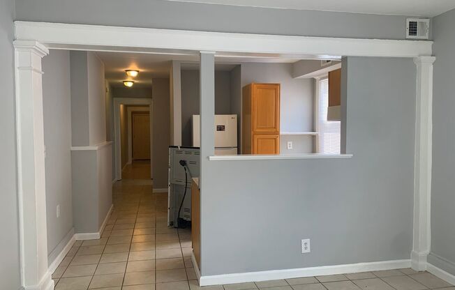 2 beds, 1 bath, $1,495, Unit 2915B Bruxelles St.