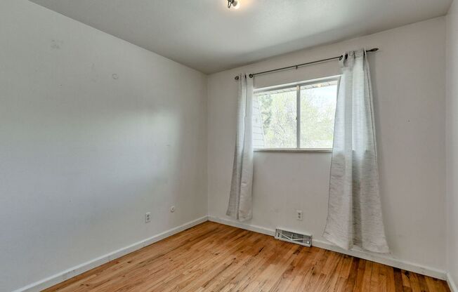 3 beds, 1 bath, $1,575, Unit 2821 Stanford Rd