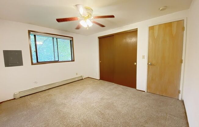 2 beds, 1 bath, $1,550, Unit A