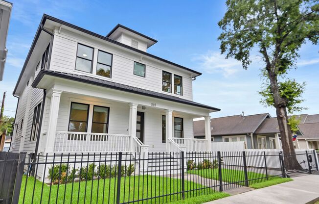 Luxury 3-Bed Home with Solar Panels, Tesla Powerwalls & Saltwater Pool!