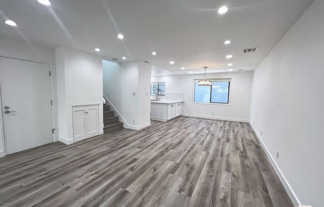 1226 N KINGS RD