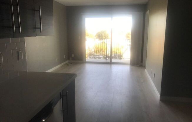 2 beds, 1 bath, $2,550, Unit 209
