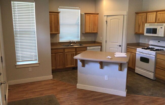 2 beds, 1.5 baths, 843 sqft, $1,750, Unit 2