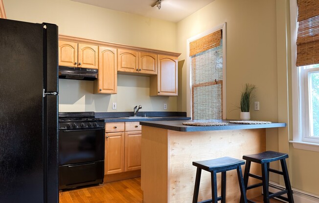 2 beds, 1 bath, 612 sqft, $3,000, Unit 2r