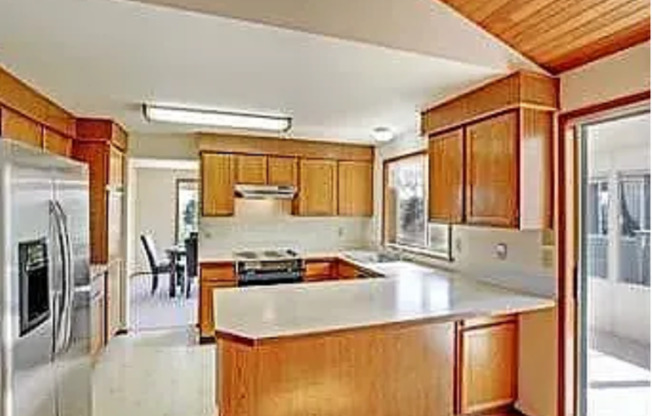 7703 27 AVE SW