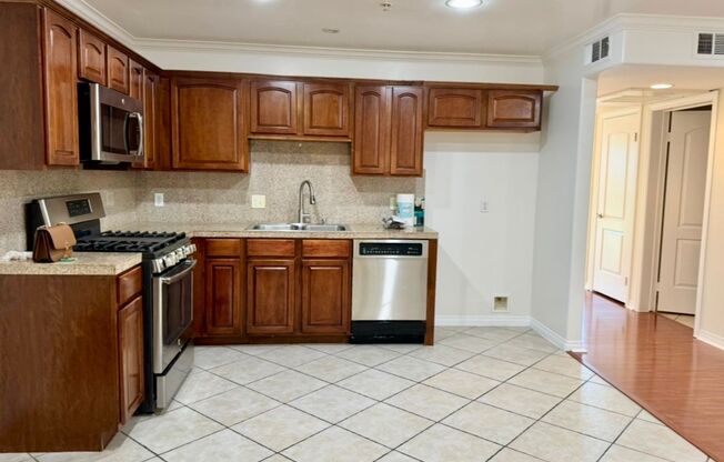 Spacious 2 bedroom condo in Van Nuys