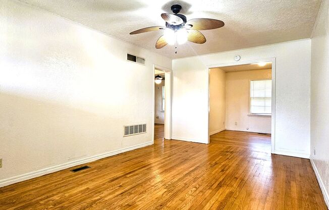 Lovely 2 Bedroom Home With A 1 Car Garage! HALF OFF FIRST FULL MONTHS RENT!!