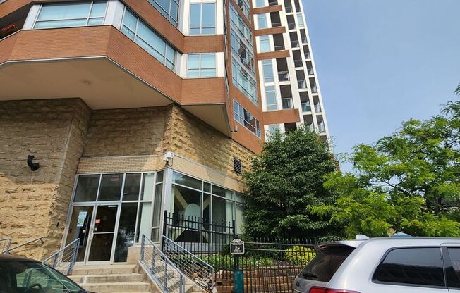 Fabulous 2 Bedroom High Rise Available For Rent in Ohio City