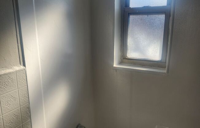 3 beds, 1 bath, 1,500 sqft, $1,300, Unit 1614-00