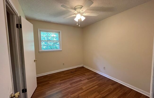 3 beds, 1 bath, $1,100, Unit Apt B