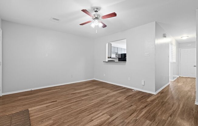 RIVER CROSSING TOWNHOME - 2BD -2.5BA - GREENBELT VIEW - WASHER/DRYER - RESERVED PARKING