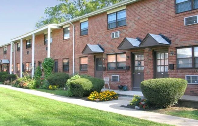 2 beds, 1 bath, $1,925, Unit 2