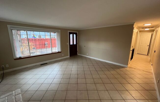 Single Level Home Close to Downtown Redmond - Yard Care Included