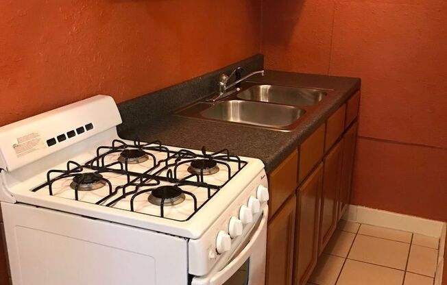 Studio, 1 bath, $825, Unit 32
